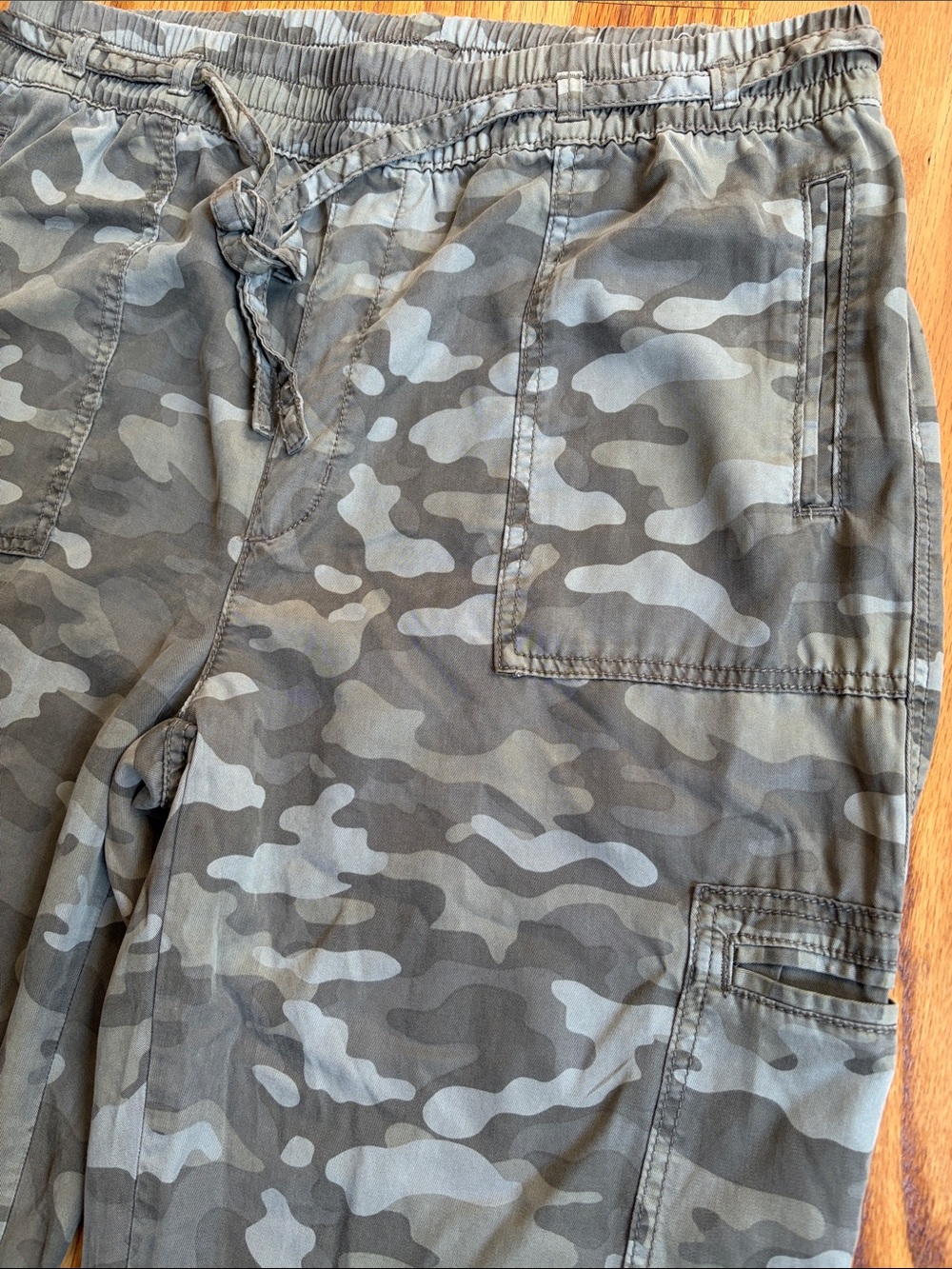 American Eagle AEO Camo Cargo Slouchy Joggers Pants. Size: Large. Like new! - Picture 3 of 11